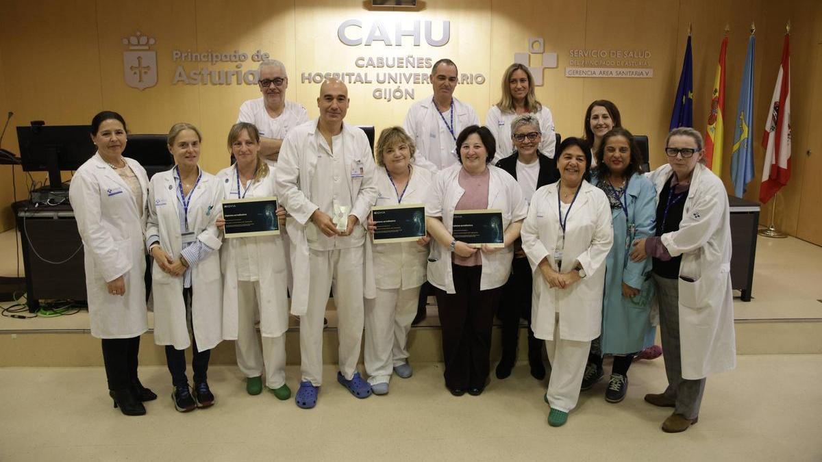 Concepción Saavedra y María Luisa Sánchez, junto a profesionales de los servicios galardonados en los Premios Top 20.