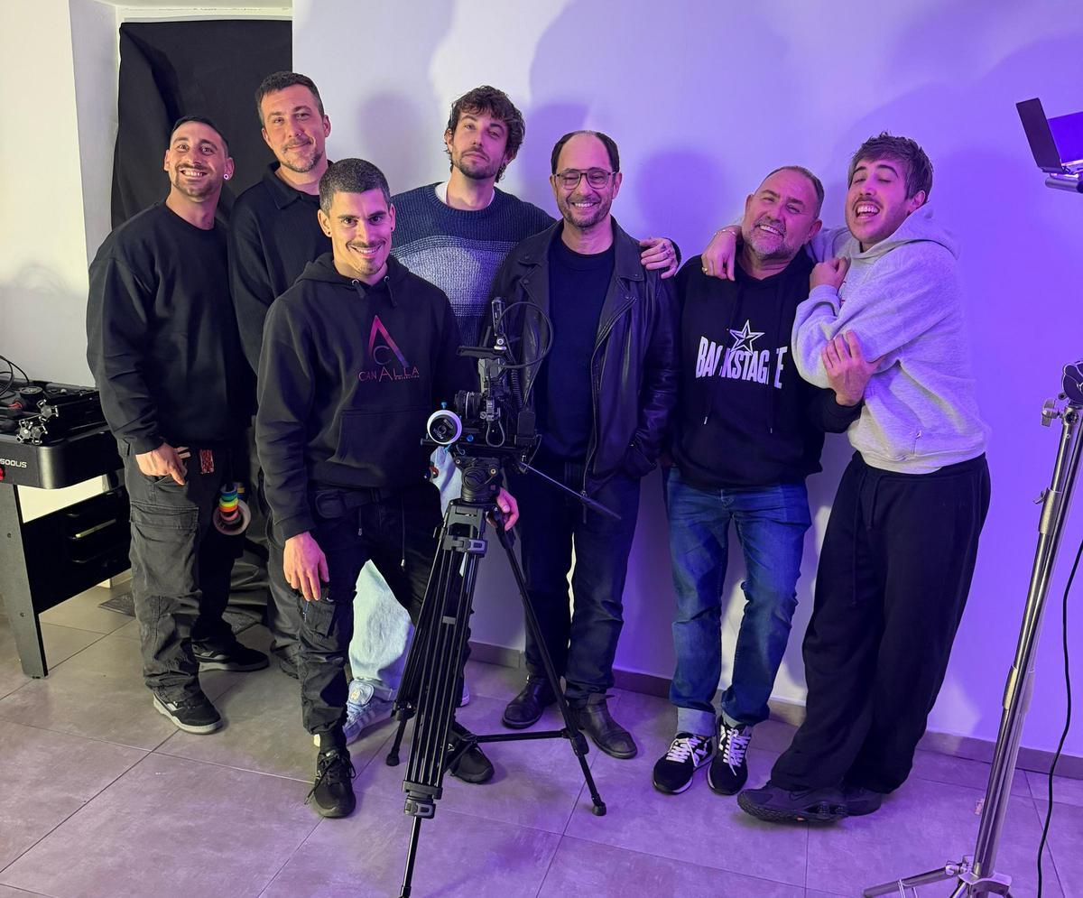 Foto de familia del equipo del cortometraje 'La piel en blanco'.