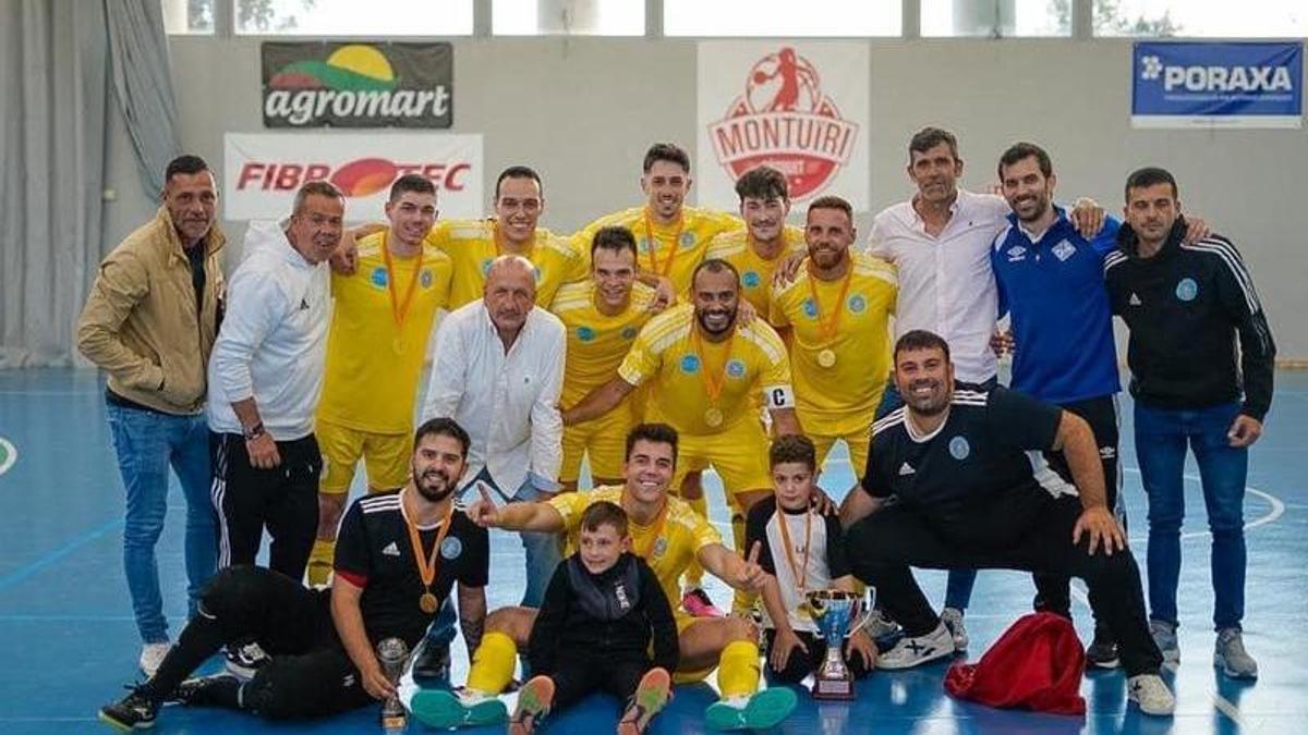 El Muro Futsal posa tras conseguir la Copa Mallorca de Tercera División tras derrotar al Entreculturas Montesión