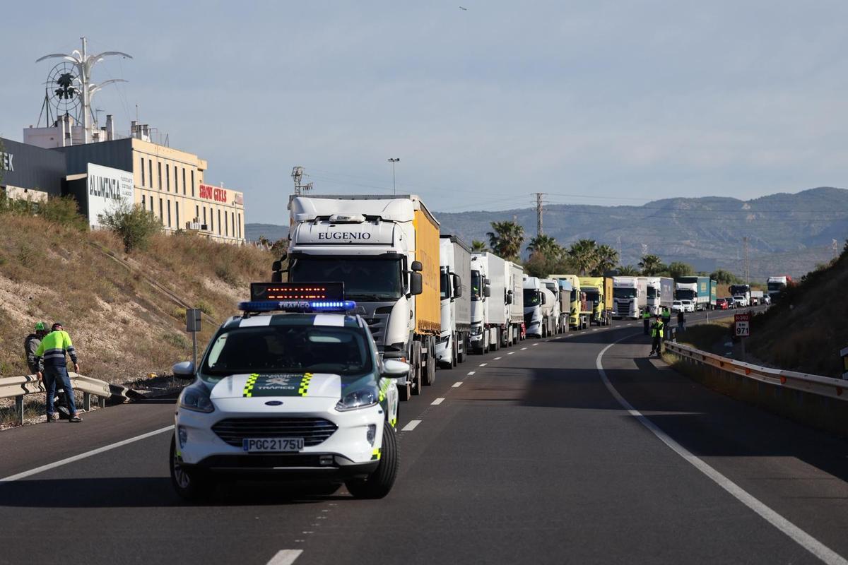 Larga cola de camiones, parados a consecuencia del accidente.