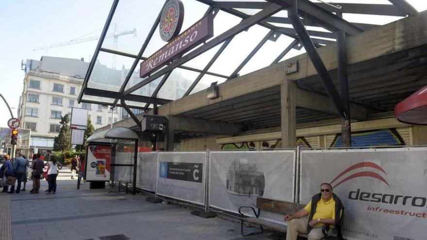 La antigua cafetería Remanso, en Cuatro Caminos, con las vallas colocadas por el anterior gobierno.