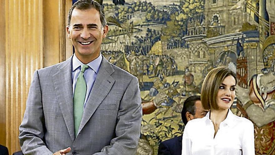 Felipe VI y doña Letizia, ayer en el Palacio de la Zarzuela.