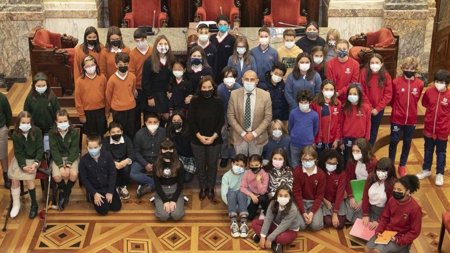 La alcaldesa, Inés Rey, y el edil Jesús Celemín, en el centro, ayer con los niños participantes en el pleno infantil. | // LA OPINIÓN