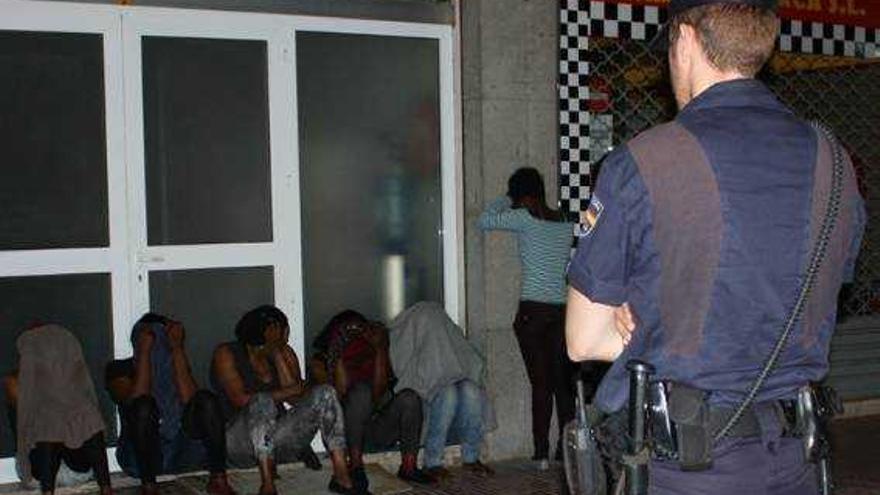 Redada de prostitutas el año pasado en la Playa de Palma.