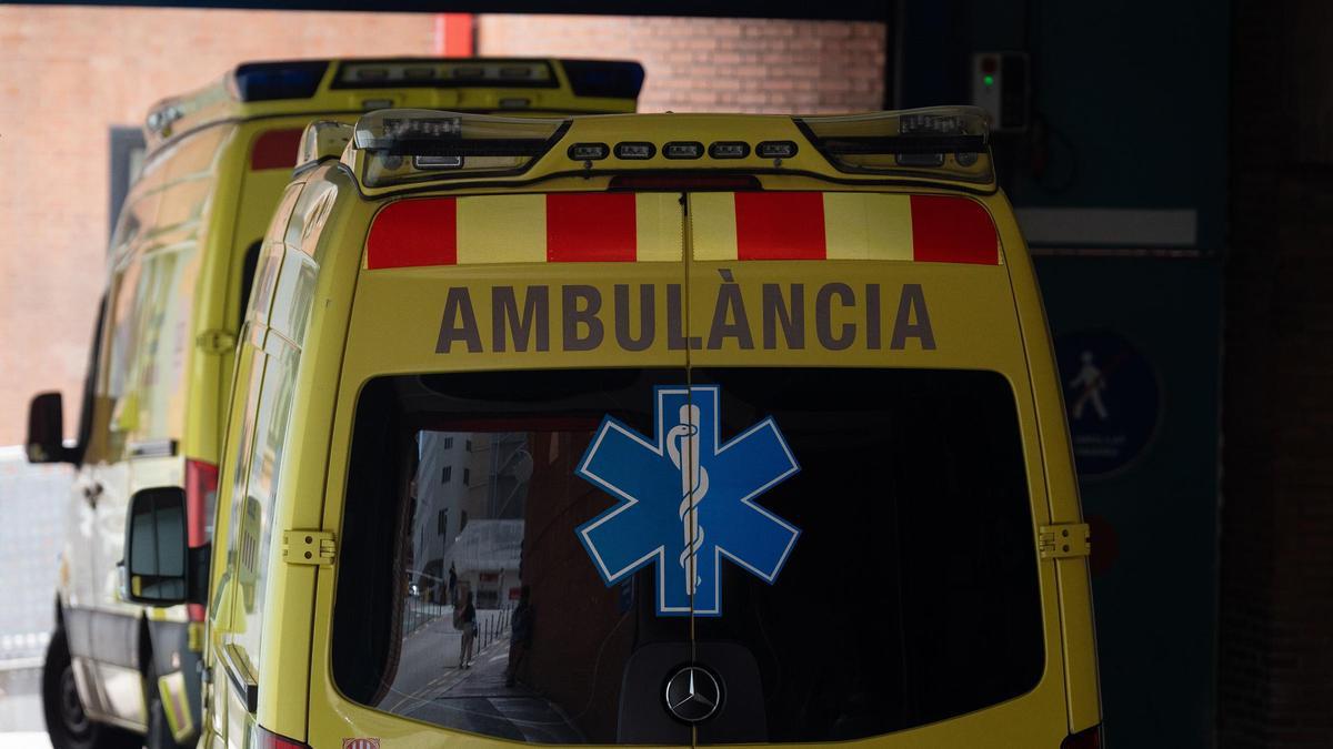 Archivo - Unas ambulancias