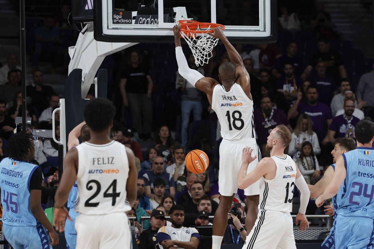MADRID, 20/04/2025.- Serge Ibaka, del Real Madrid, realiza un mate en la canasta defendida por el Morabanc Andorra durante el partido de la jornada 28 de la Liga Endesa disputado este domingo en Madrid. EFE/Zipi Aragón