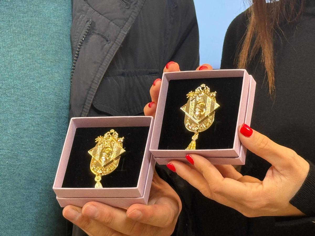 Broches que serán entregados en el Fernall d'Honor
