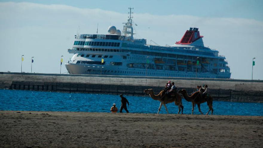 El crucero Braemar atracado en el muelle de Gran Tarajal en enero de 2014.