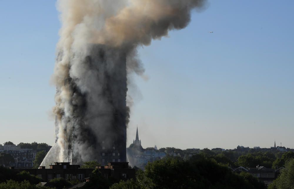 Incendio en un edificio de 24 plantas en Londres