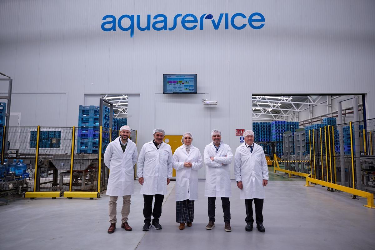 Susana Camarero y representantes de la empresa Aquaservice durante su visita.