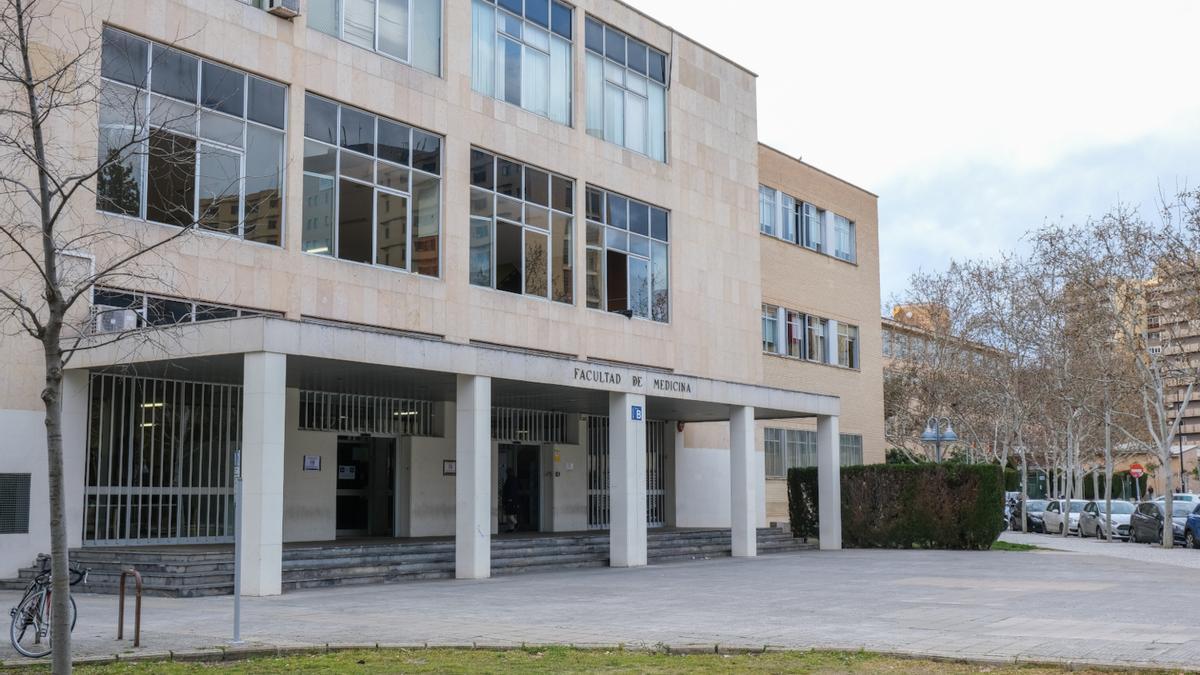 Edificio principal de la Facultad de Medicina