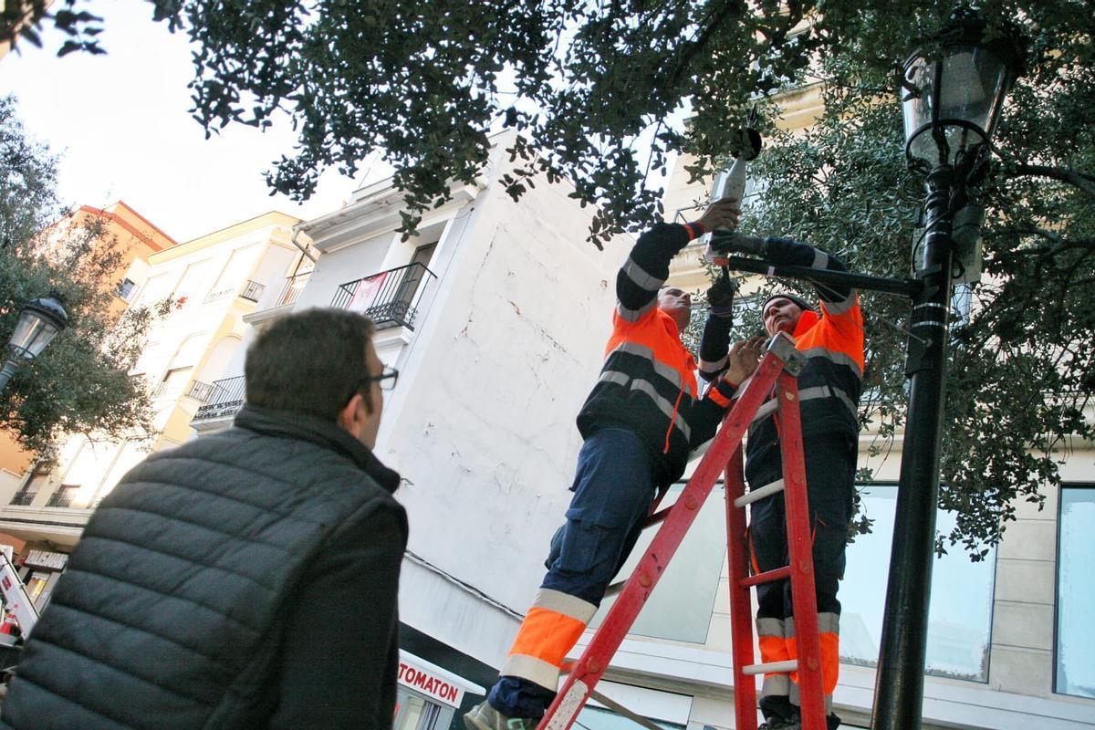 El técnico de la empresa Acusttel revisa la instalación del medidor de la plaza Santa Clara, ayer martes.