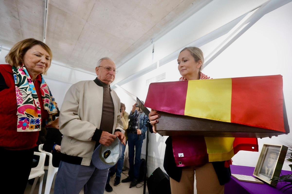 Rafael Mollà recibe los restos de su padre, Juan Mollà, este domingo en el Cementerio de Paterna