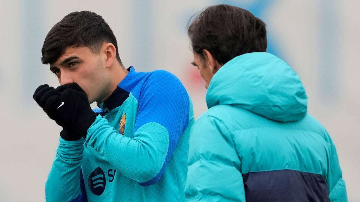 Pedri se alivia del frío en el último entrenamiento antes de la Real Sociedad.