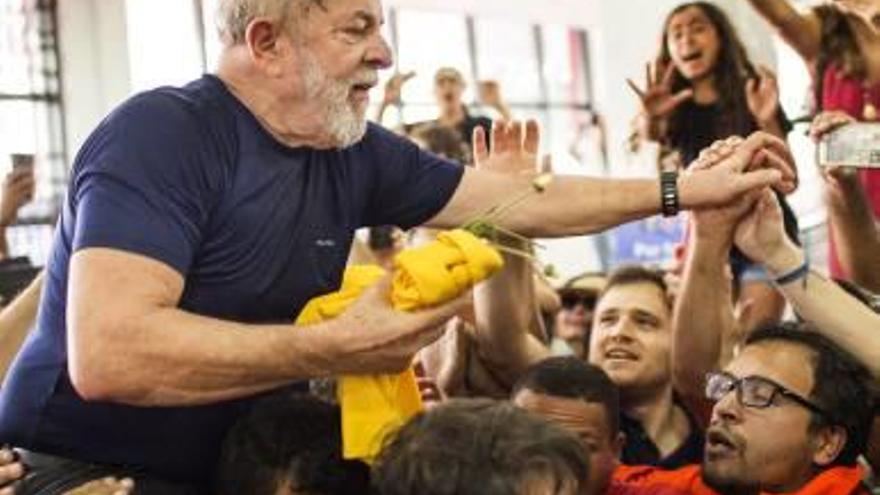 Lula da Silva rep el suport dels seus seguidors a la seu del sindicat