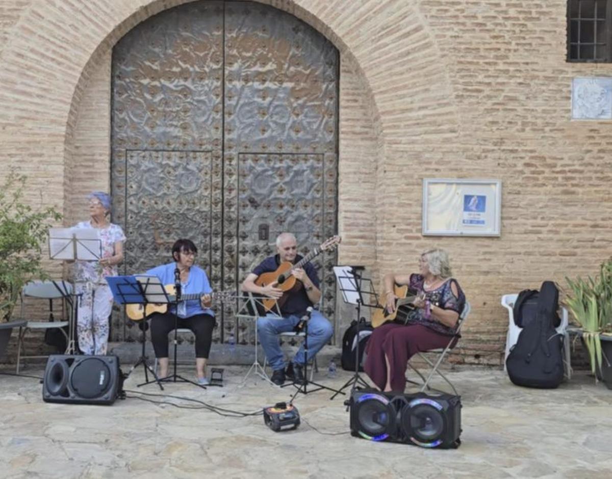 Actuación del Grupo de Guitarra de Cosuenda.  | SERVICIO ESPECIAL