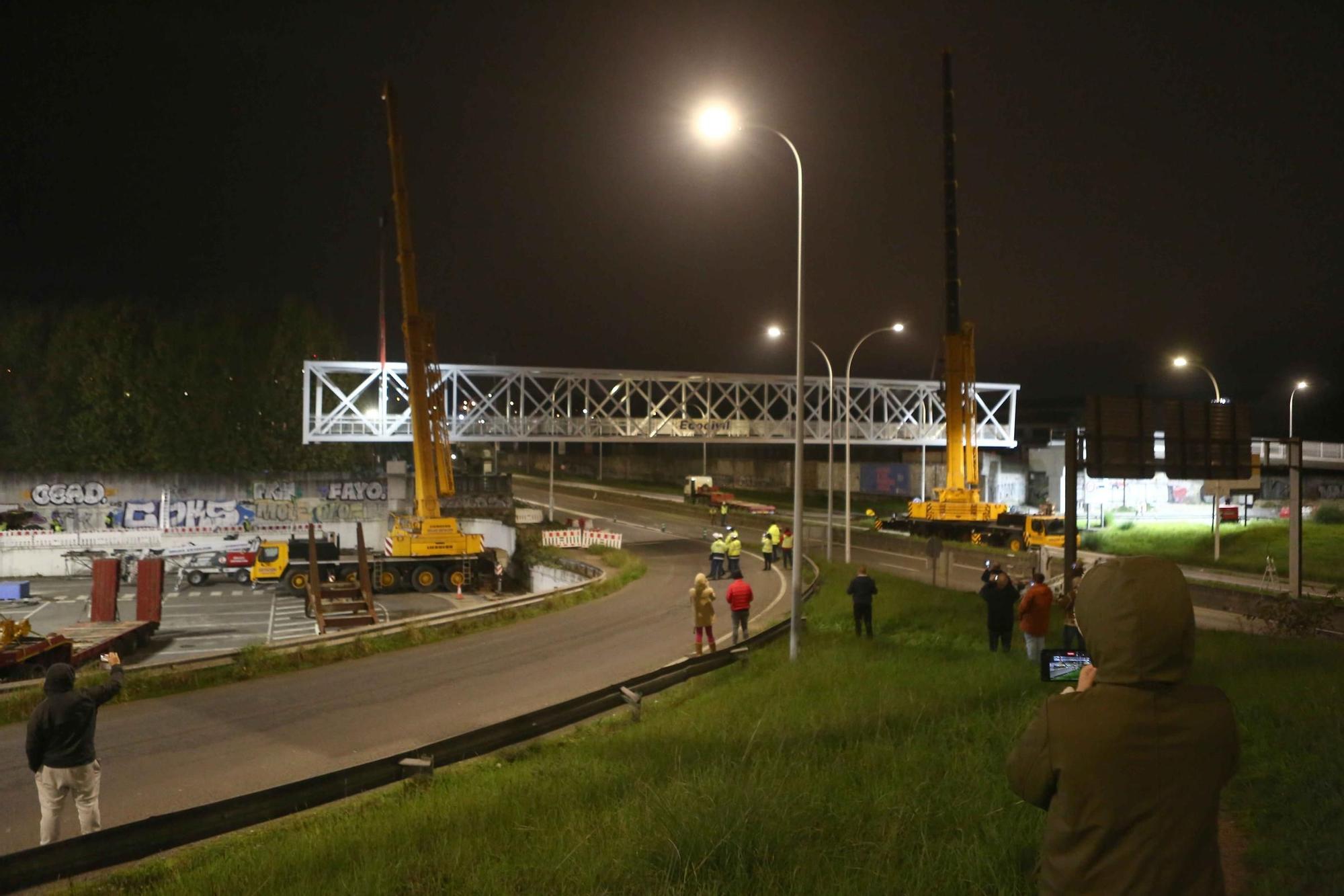 Corte de tráfico nocturno en Alfonso Molina para la instalación de la pasarela de Pedralonga