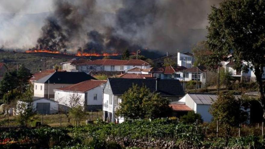 Incendio forestal en el concello ourensano de Montederramo. / brais lorenzo