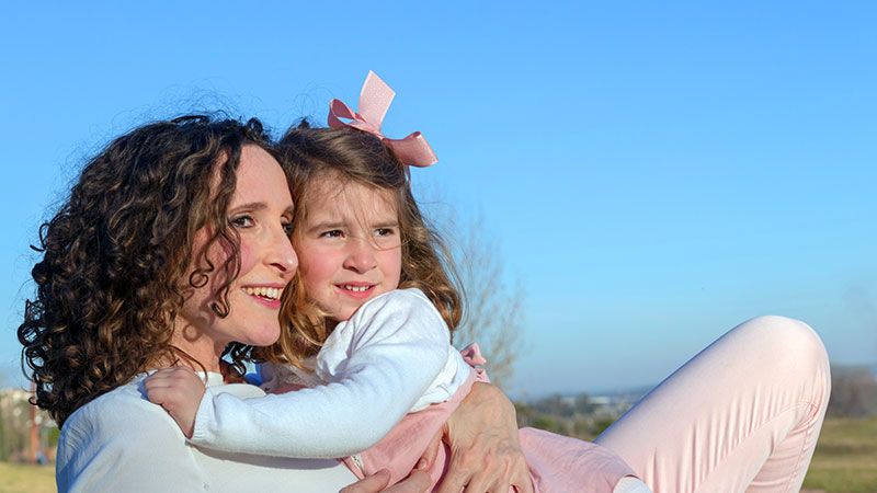 Ingrid Cobos posa con su hija para la campaña de Geicam 'Cáncer de mama y el deseo de ser madre'. GEICAM
