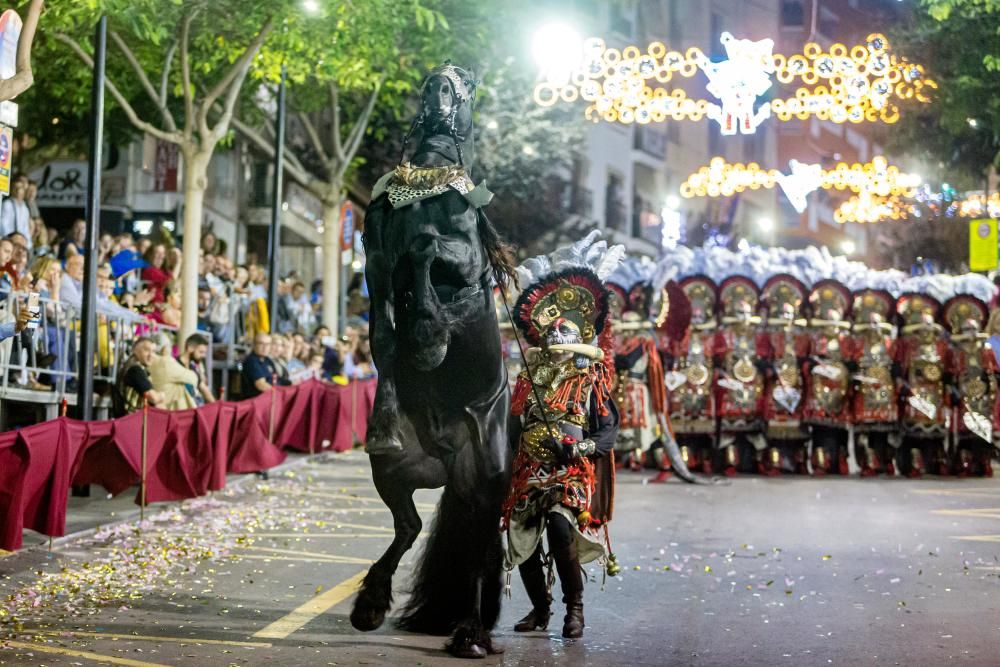 Calp se entrega a las huestes festeras en la Entrada de Moros y Cristianos