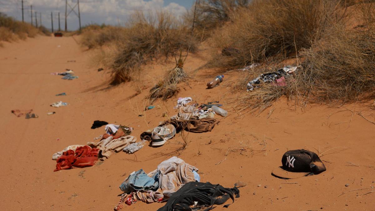 Pertenencias abandonadas de migrantes se ven en una zona desértica, cerca de la frontera entre Estados Unidos y México, durante un día de altas temperaturas, en Sunland Park, Nuevo México, EE.UU., 19 de junio de 2024.
