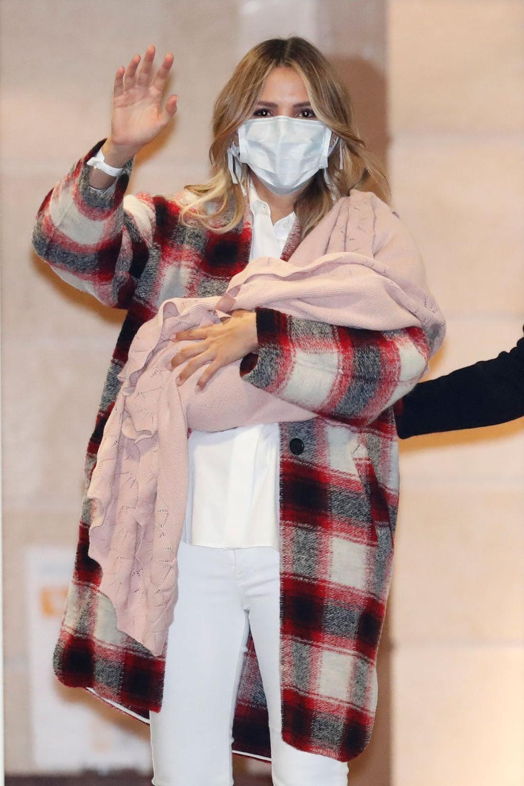 Rosanna Zanetti con sobrecamisa de cuadros para salir del hospital