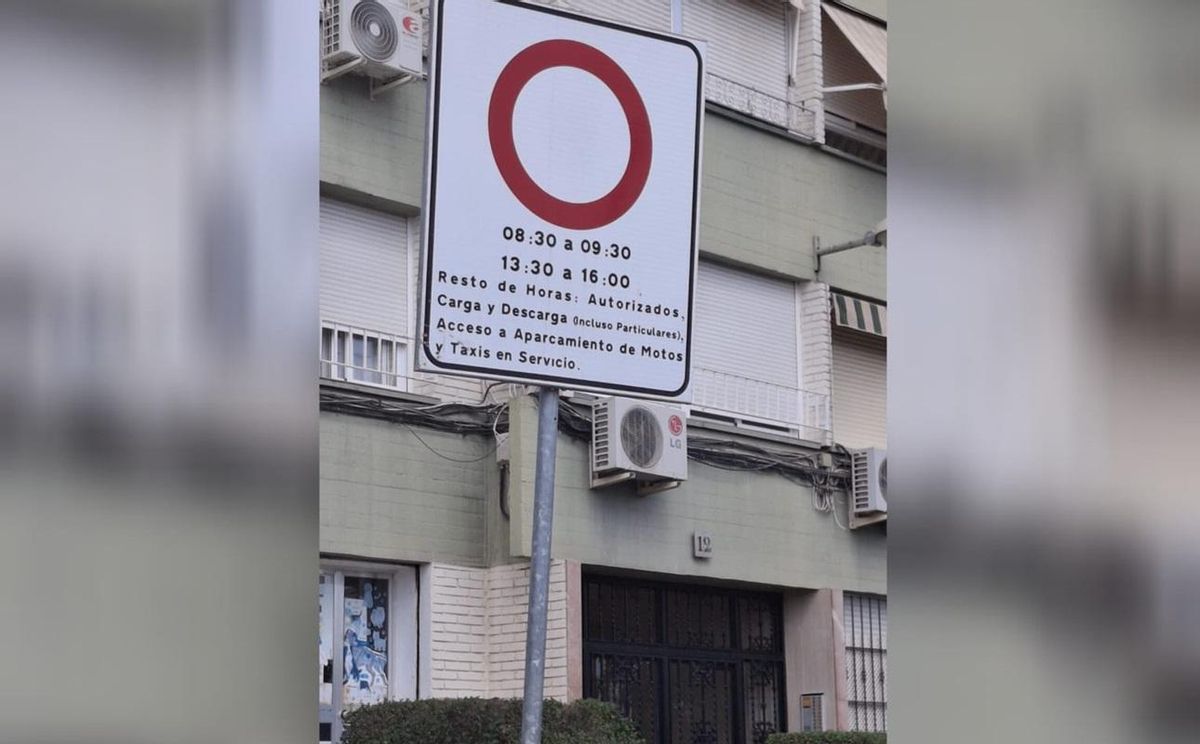 La placa donde se indican los horarios en que está totalmente restringida la circulación en la calle donde fue atropellada una niña de dos años en Córdoba.