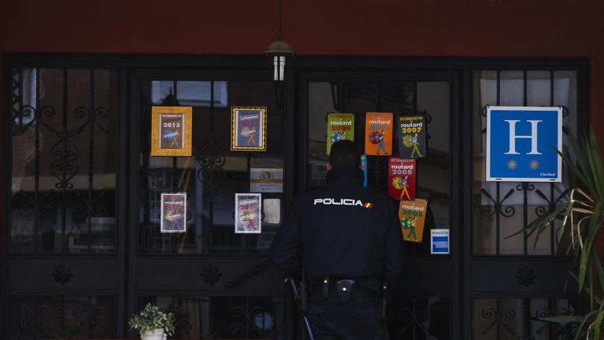 Un agente entra en el hotel de Ronda donde se produjeron los hechos.