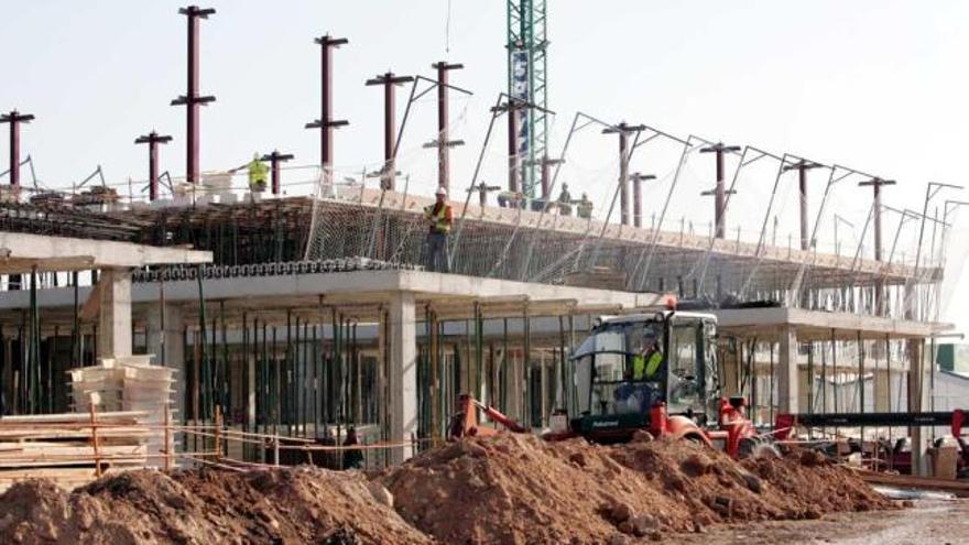 El futuro edificio tiene ya levantadas dos de sus tres plantas .