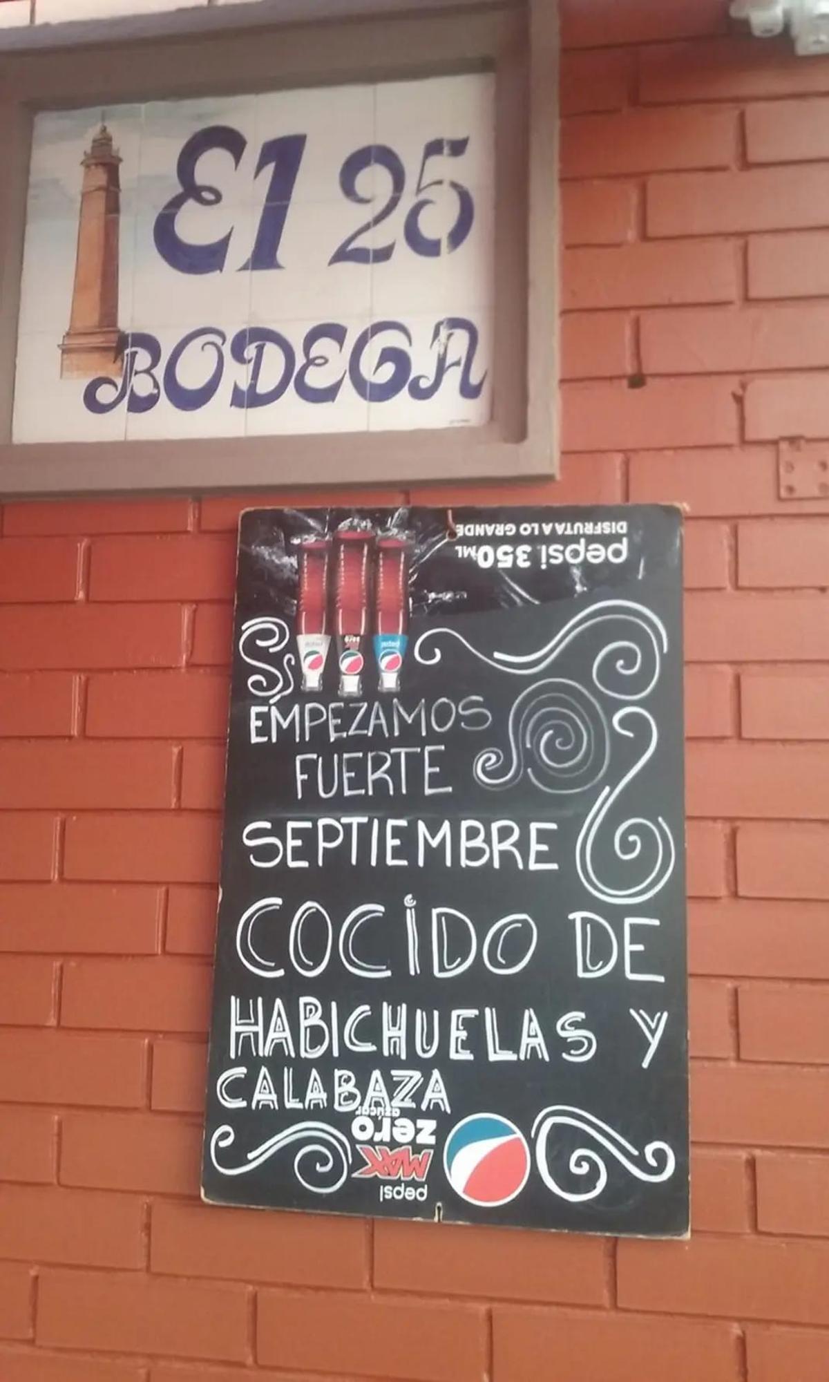 La pizarra de 'El 25 Bodega' cambia cada día con su plato de guiso casero: las albóndigas y el cocido de habichuelas y calabaza son sus especialidades más demandadas