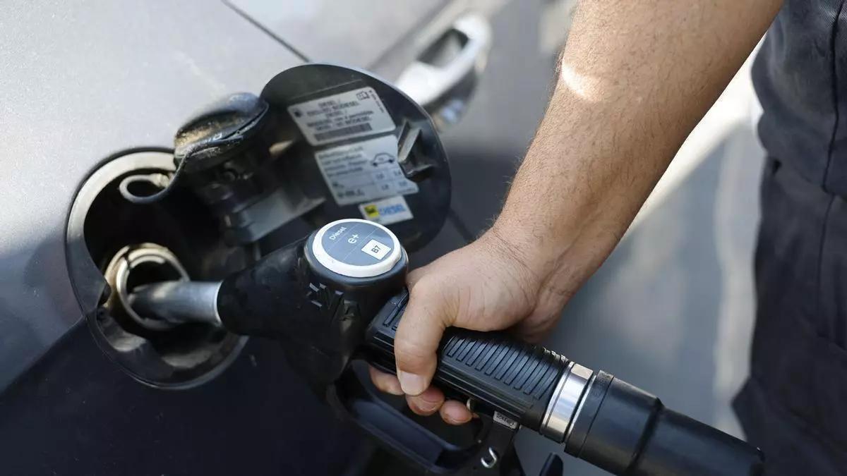 Multas de 400 a 900 euros después de llenar el depósito de su coche con gasolina 95 después de que se haya vuelto a encarecer en España hasta casi los 2 euros: la Guardia civil ya extrema la vigilancia