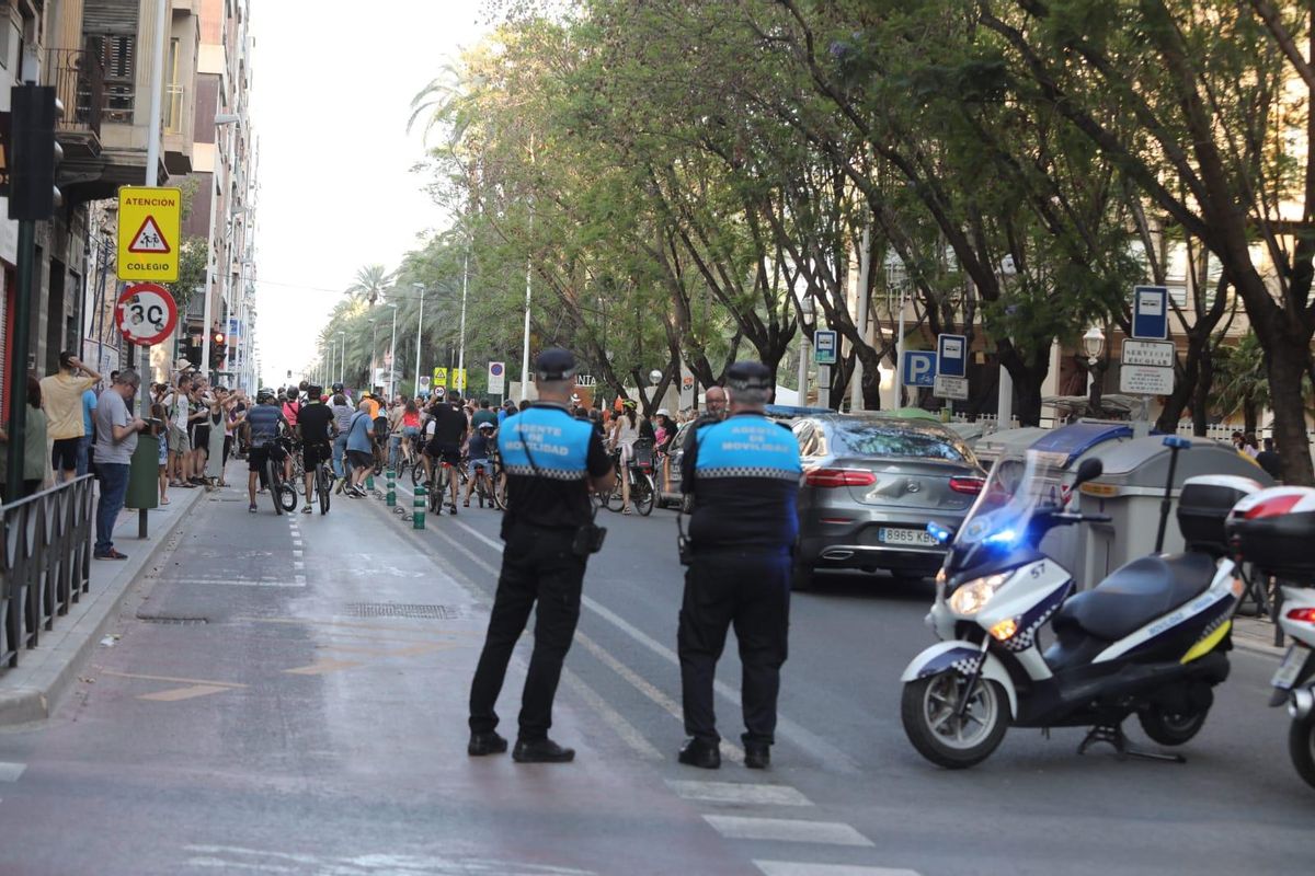 Más de 300 personas están participando en la movilización en la avenida Juan Carlos I de Elche