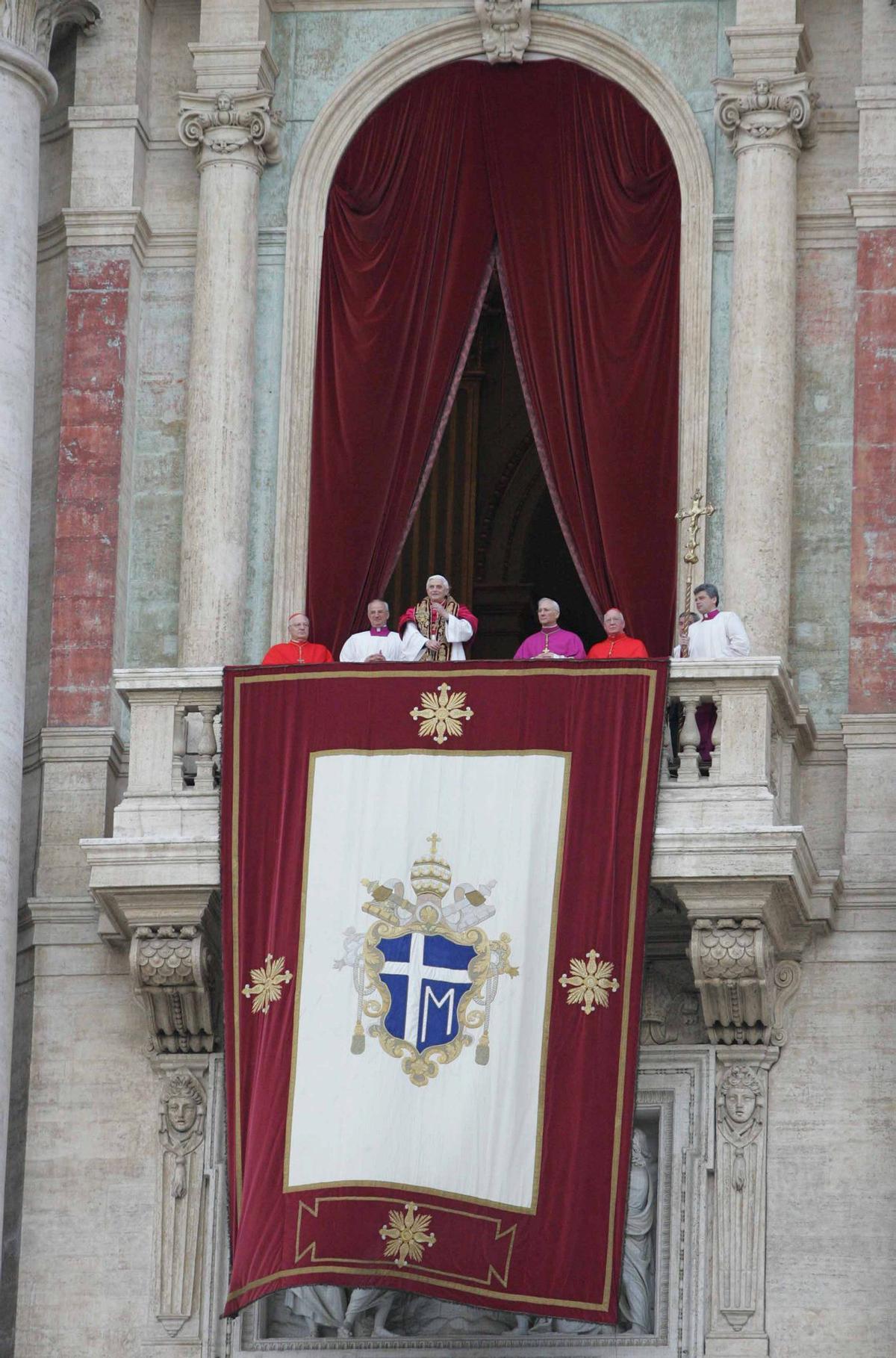 benedicto-tras-eleccion-como-papa.jpg