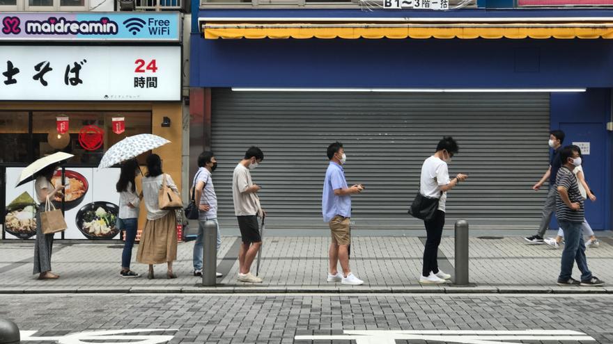 Ciudadanos en una calle de Japón manteniendo distancia social.