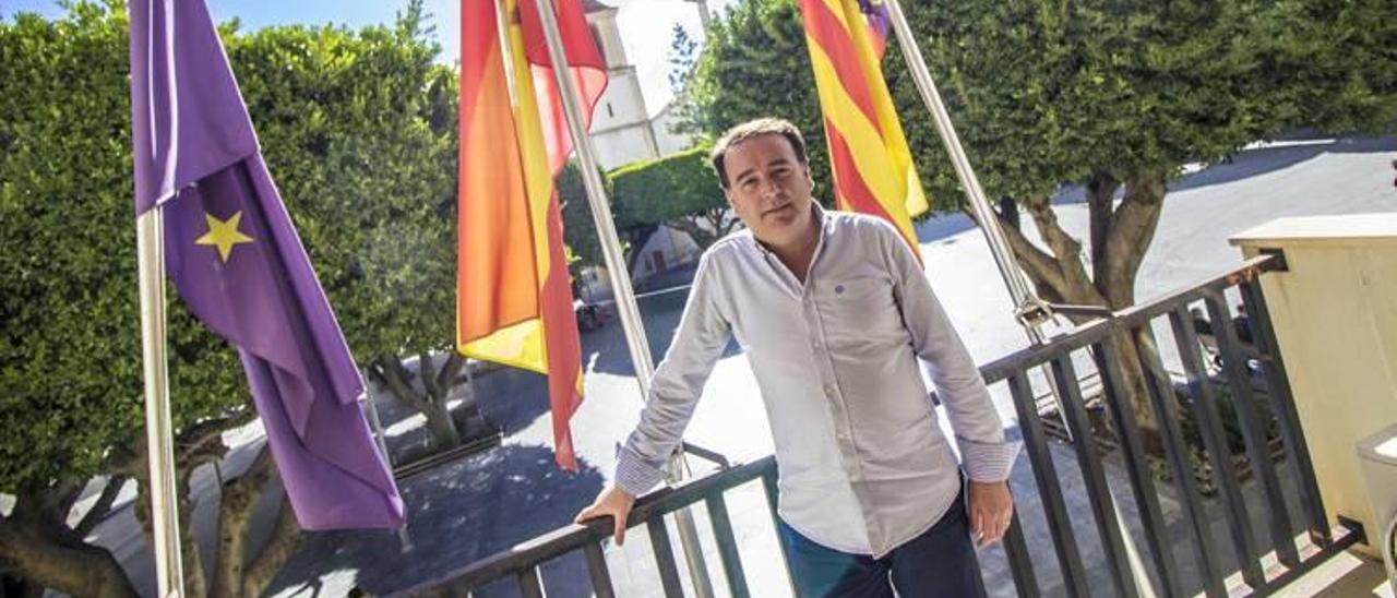 El alcalde de Almoradí, Jaime Pérez, en el balcón de su despacho en el Ayuntamiento.