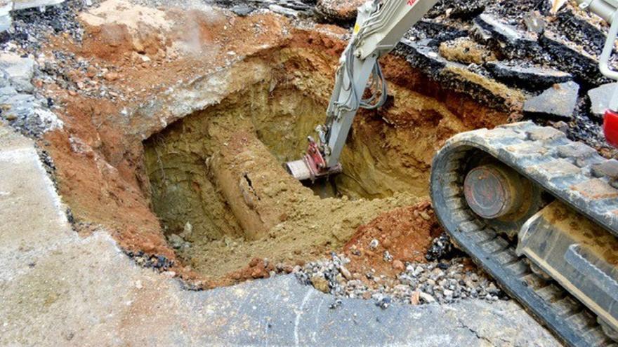 Una máquina en las labores de reparación de la vieja tubería de agua en alta en Benalmádena el pasado mes de agosto - ARCHIVO