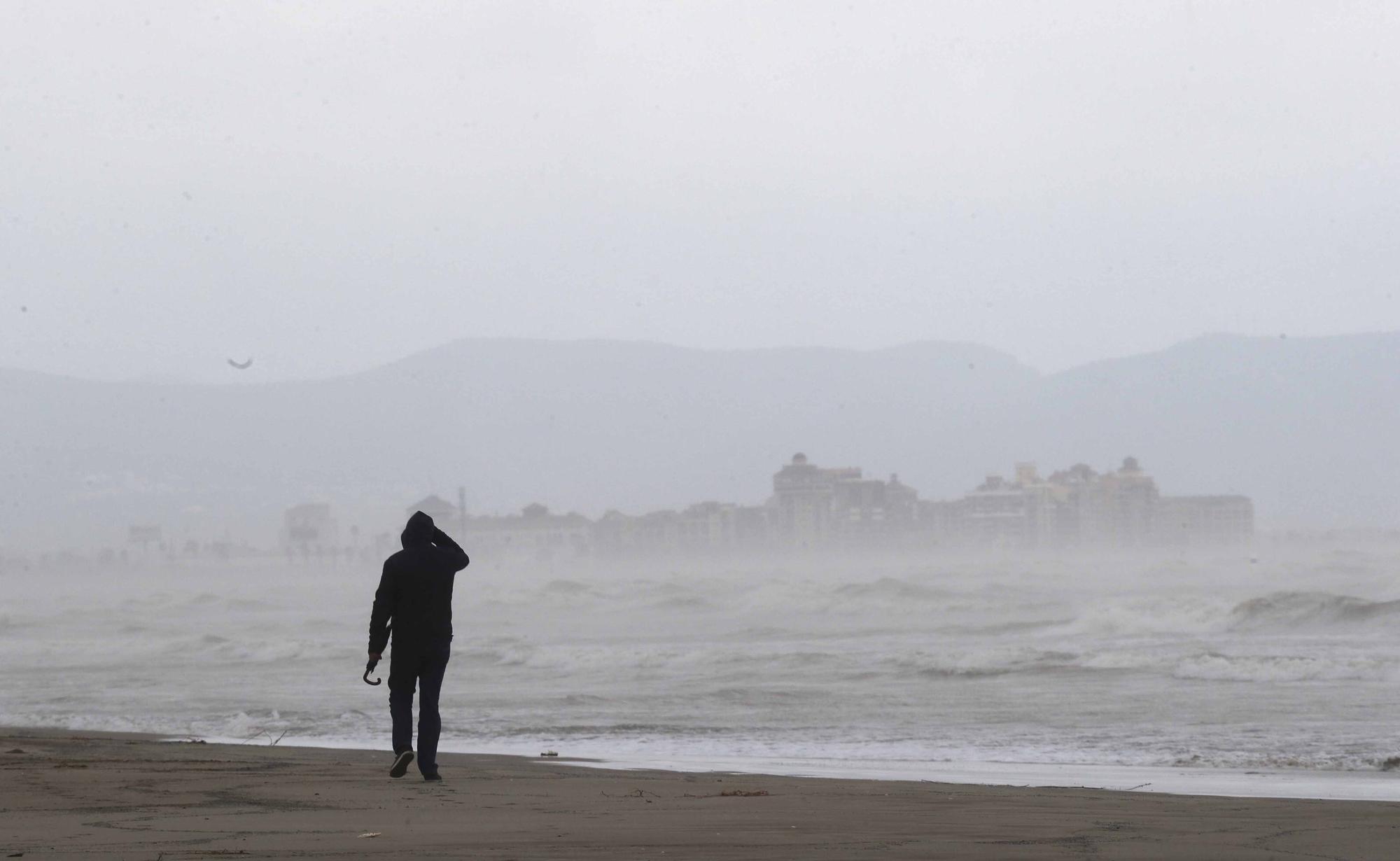 Así ha quedado La Malvarrosa por el fuerte temporal