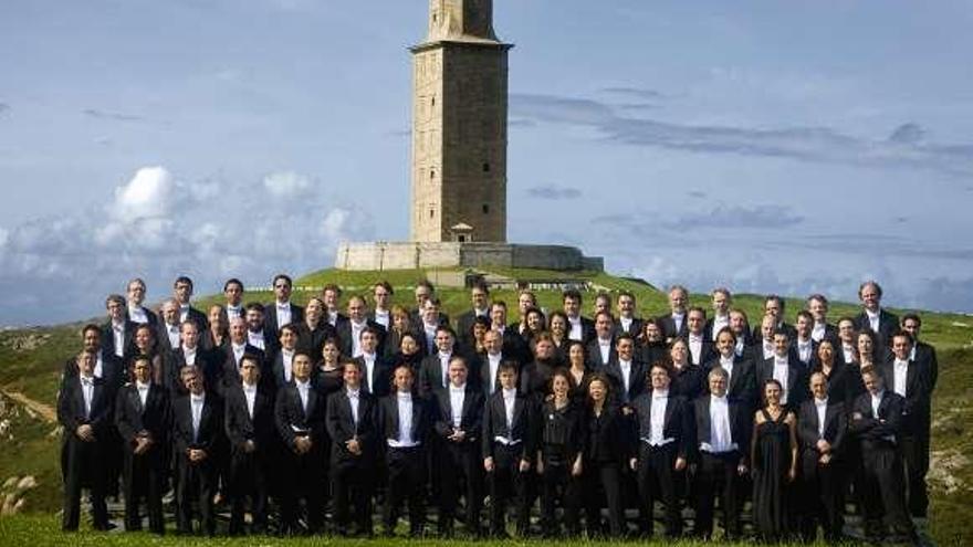 Arriba, los actores Miguel Ángel Solá y Daniel Freire, protagonistas del thriller &quot;El veneno del teatro&quot;. Izda.: la Orquesta Sinfónica de Galicia.