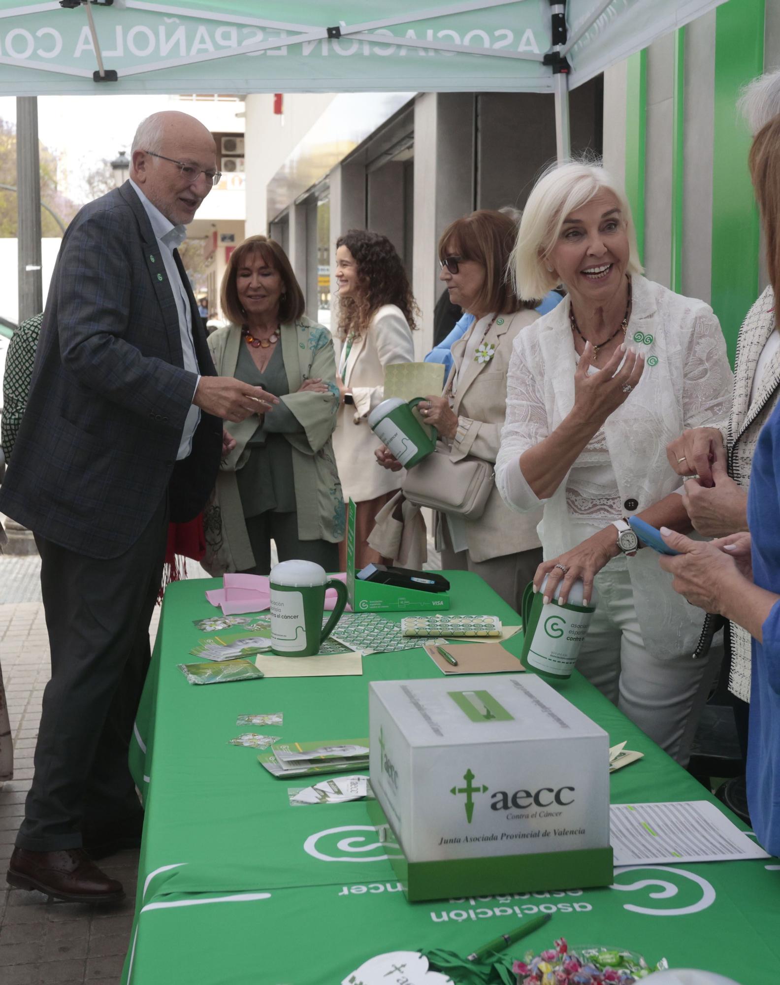 Mesa de cuestación contra el cáncer con Valencia Basket, Juan Roig y Hortensia Herrero