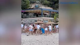 Un grupo de turistas británicos provocan una pelea multitudinaria en la playa de Illetes, en Calvià