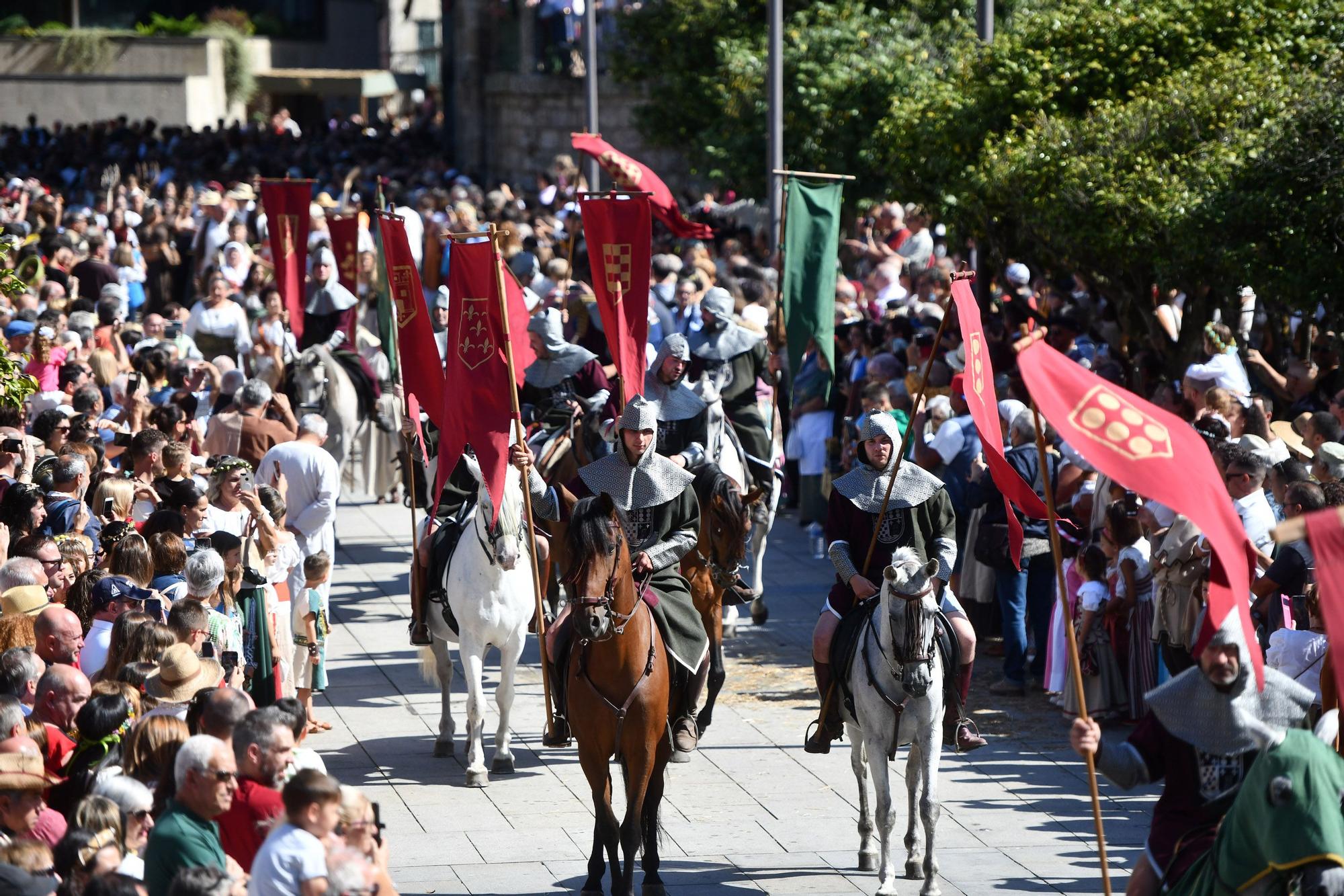 Cortesanos, bufones, damas y caballeros celebran el retorno de su señor: la Feira Franca anima Pontevedra