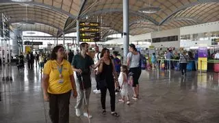 Prueba piloto en el aeropuerto de Alicante-Elche para mejorar la atención a los pasajeros con movilidad reducida