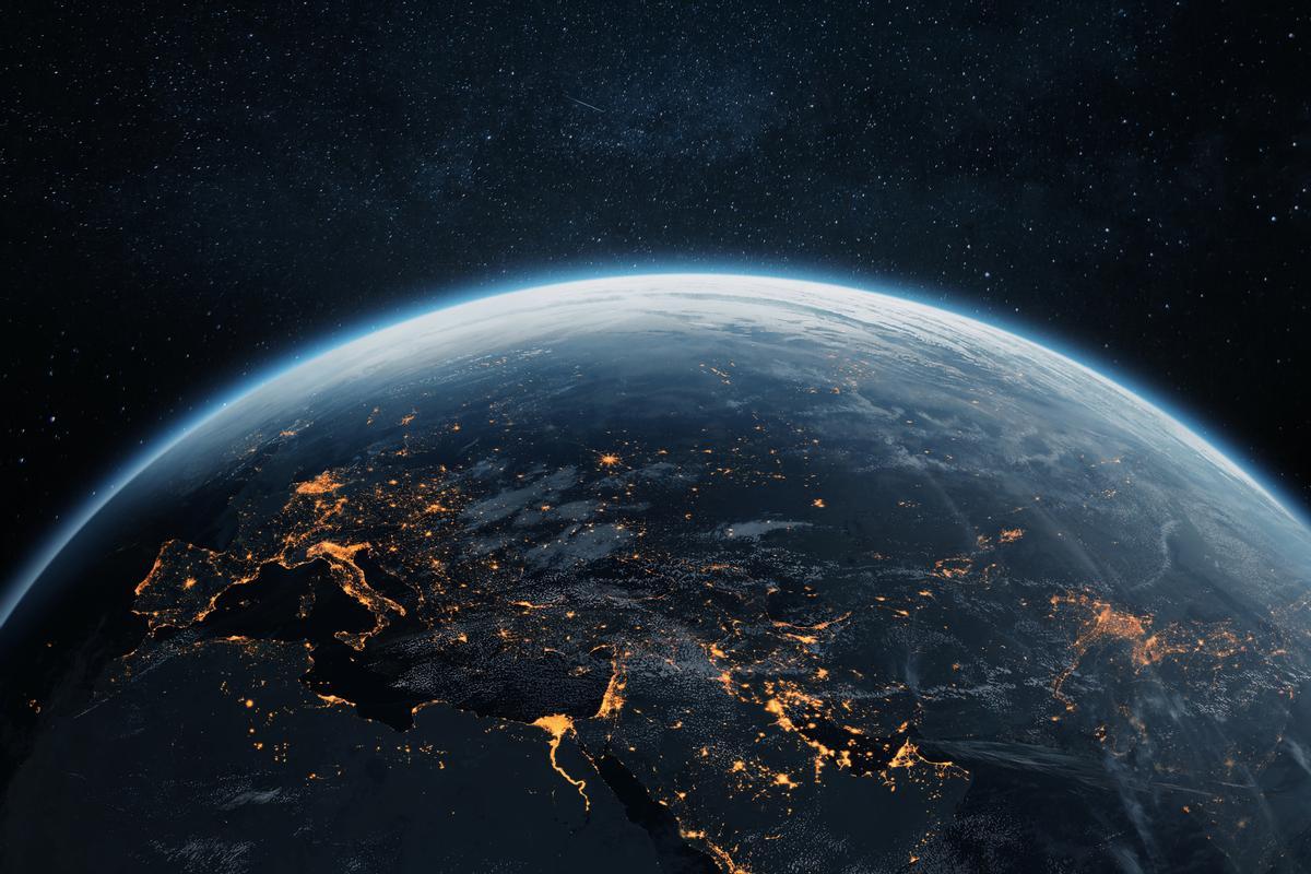Vista de la Tierra desde el espacio por la noche