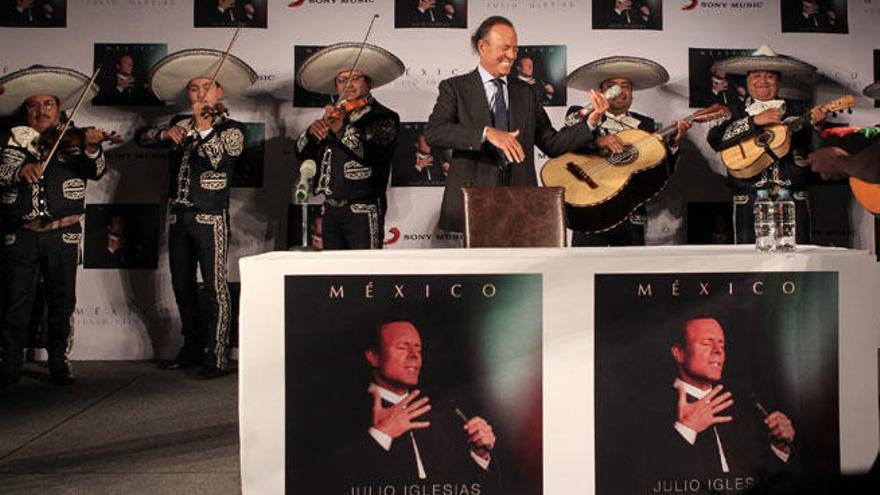 Julio Iglesias festeja su cumpleaños 72º con música de mariachis, ayer durante una rueda de prensa en Ciudad de México.