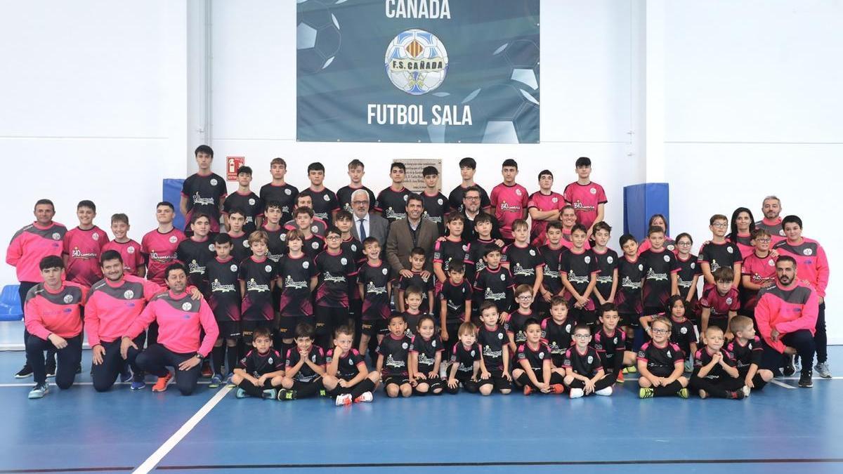 Carlos Mazón posa con los integrantes de la cantera del Fútbol Sala Cañada.