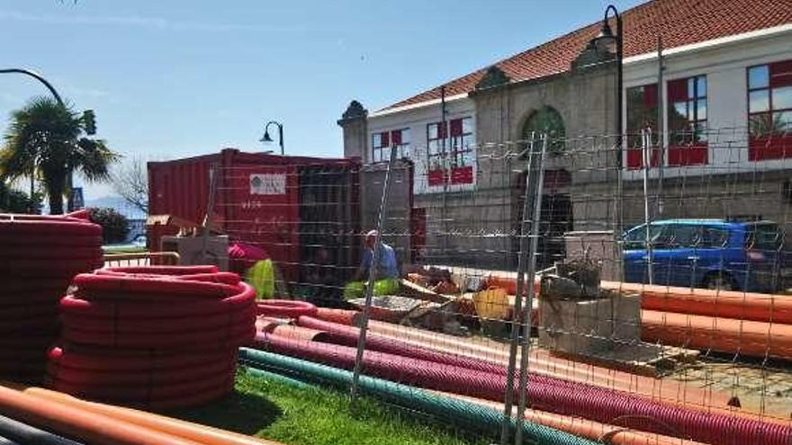 La plaza de abastos y, delante, tuberías para las obras en Valentín Losada. // FdV