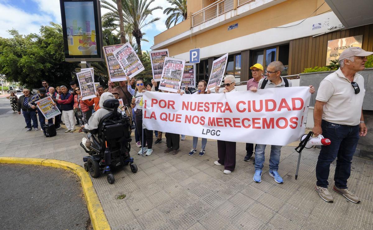 Protesta de asociaciones de vecinos ante el Ayuntamiento de Las Palmas de Gran Canaria