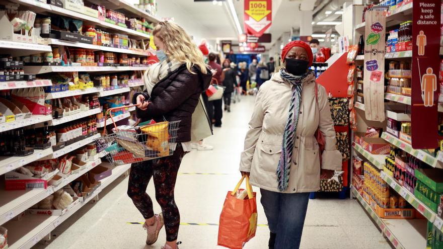 Varias personas realizan compras en un supermercado de Londres.