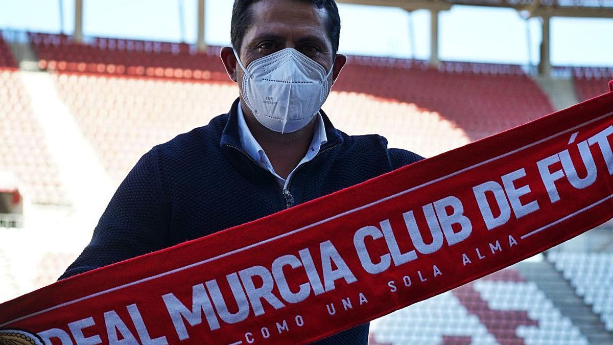 José Luis Loreto posa con la bufanda del Real Murcia en su primer día en NC.