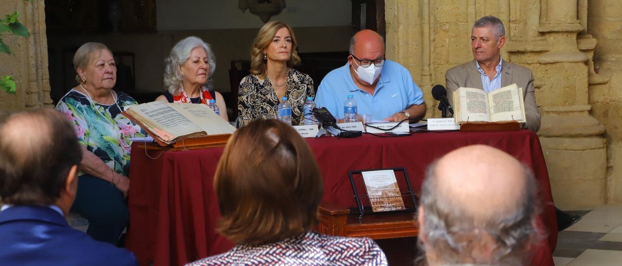 Las hermanas Jaén Morente, Ana Verdú, Manuel Toribio y Leopoldo Tena han presidido el acto.